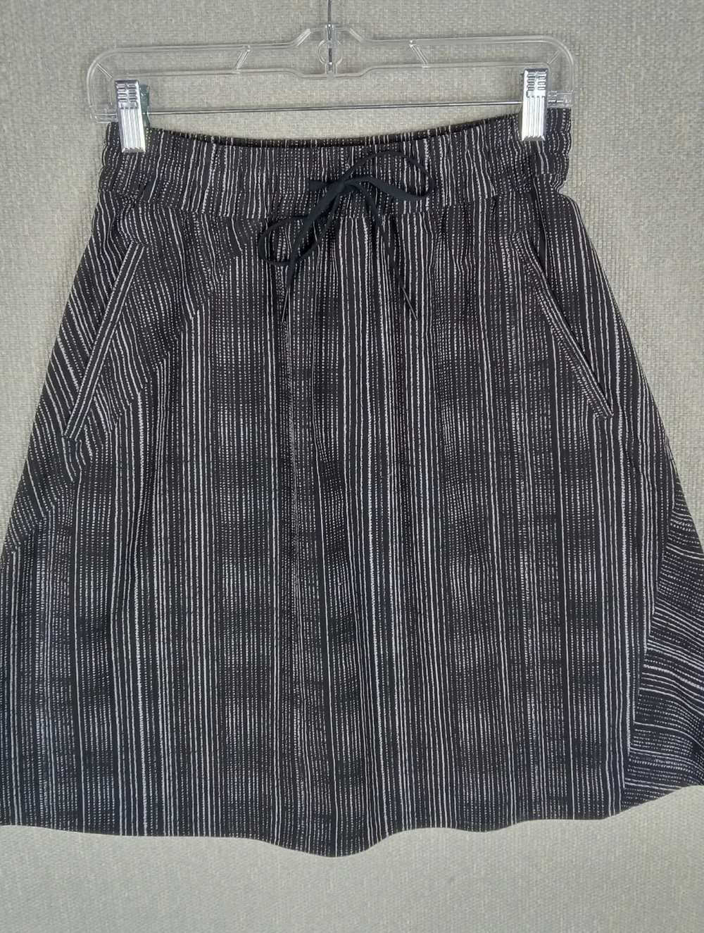 Athleta Arrival Skirt Womens 4 Amara Black Stripe Casual Comfort Office Pockets